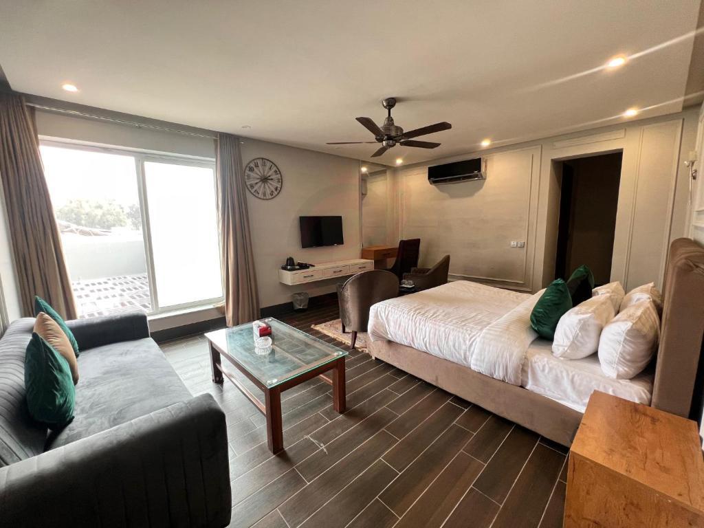 Executive King Suite - Image 6